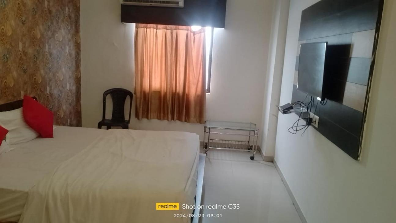 Hotel Paradise -อาเมดาบัด ภายนอก รูปภาพ