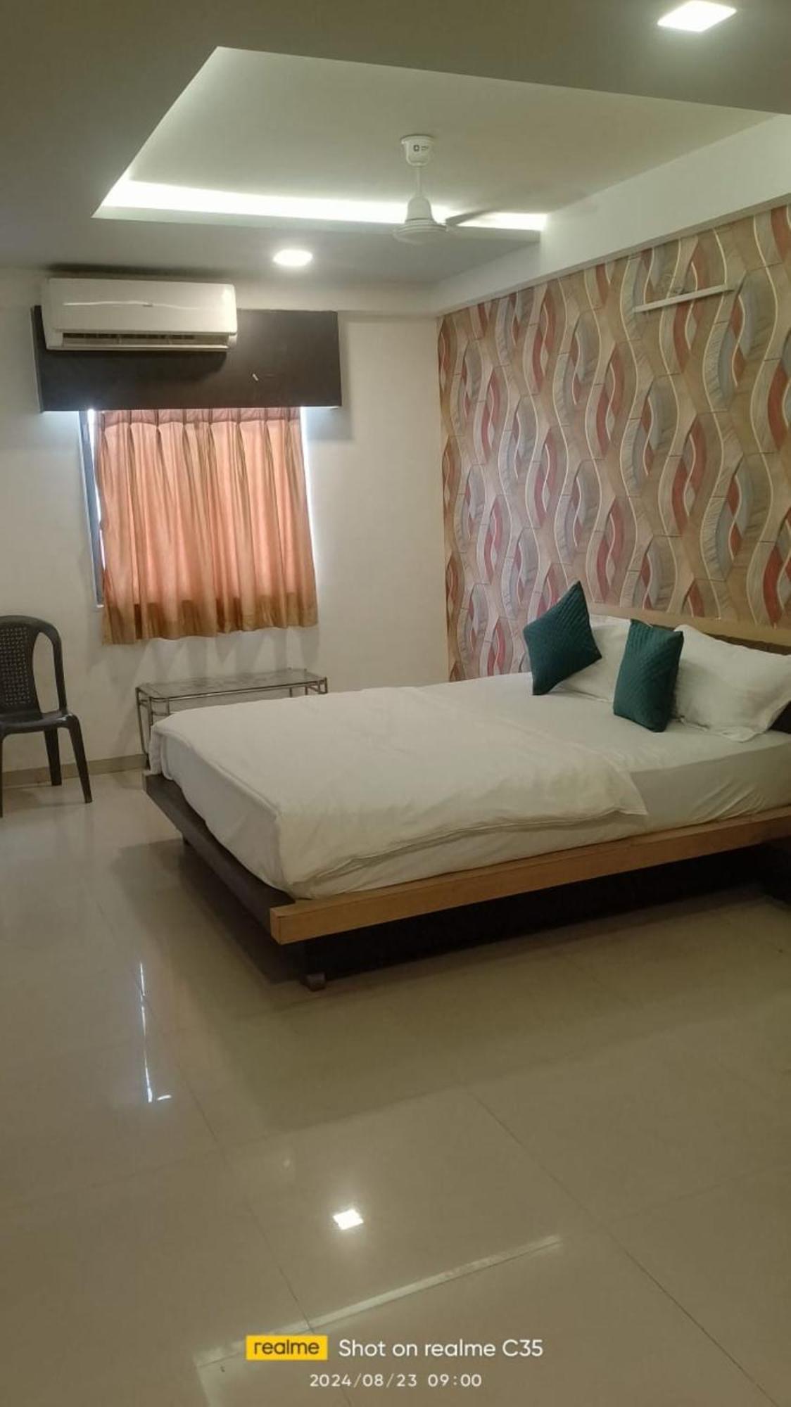 Hotel Paradise -อาเมดาบัด ภายนอก รูปภาพ