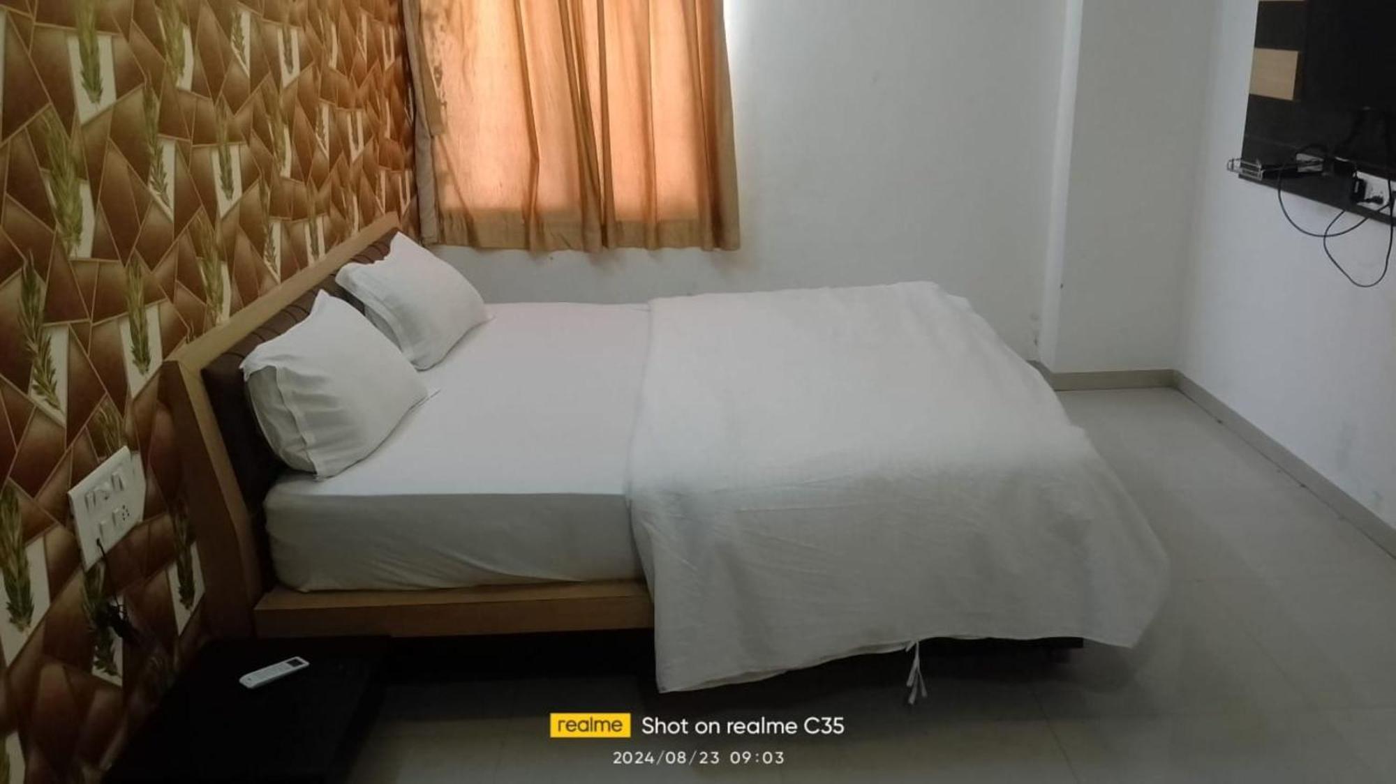 Hotel Paradise -อาเมดาบัด ภายนอก รูปภาพ