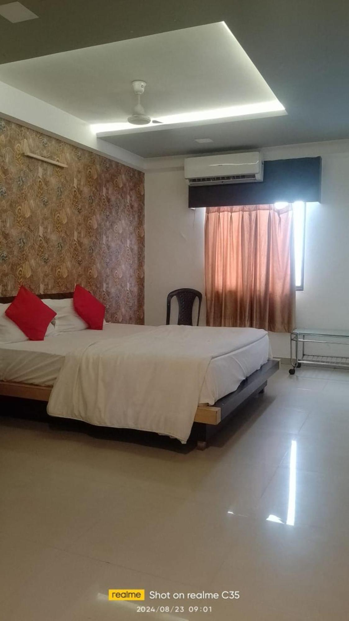 Hotel Paradise -อาเมดาบัด ภายนอก รูปภาพ