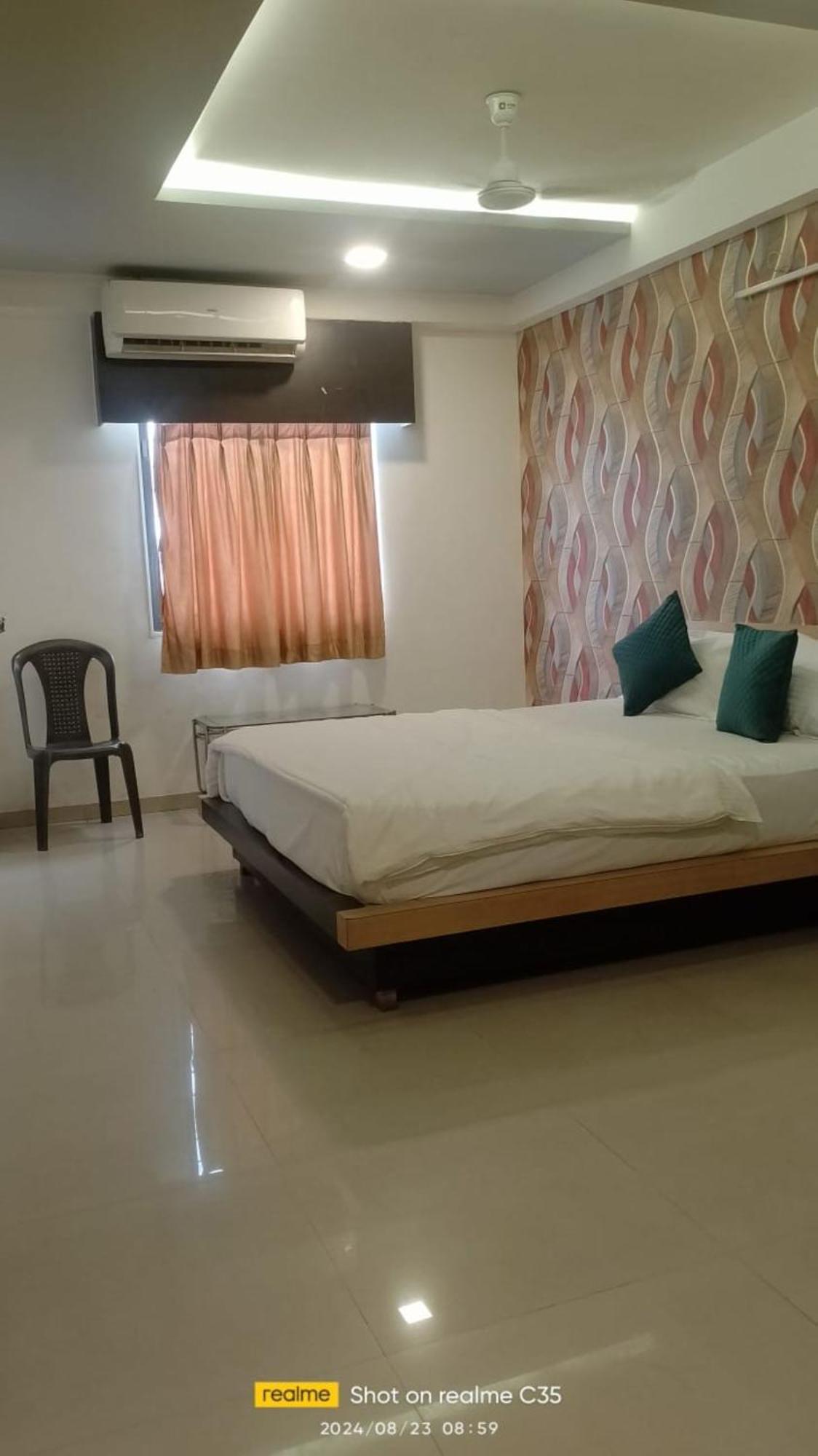 Hotel Paradise -อาเมดาบัด ภายนอก รูปภาพ