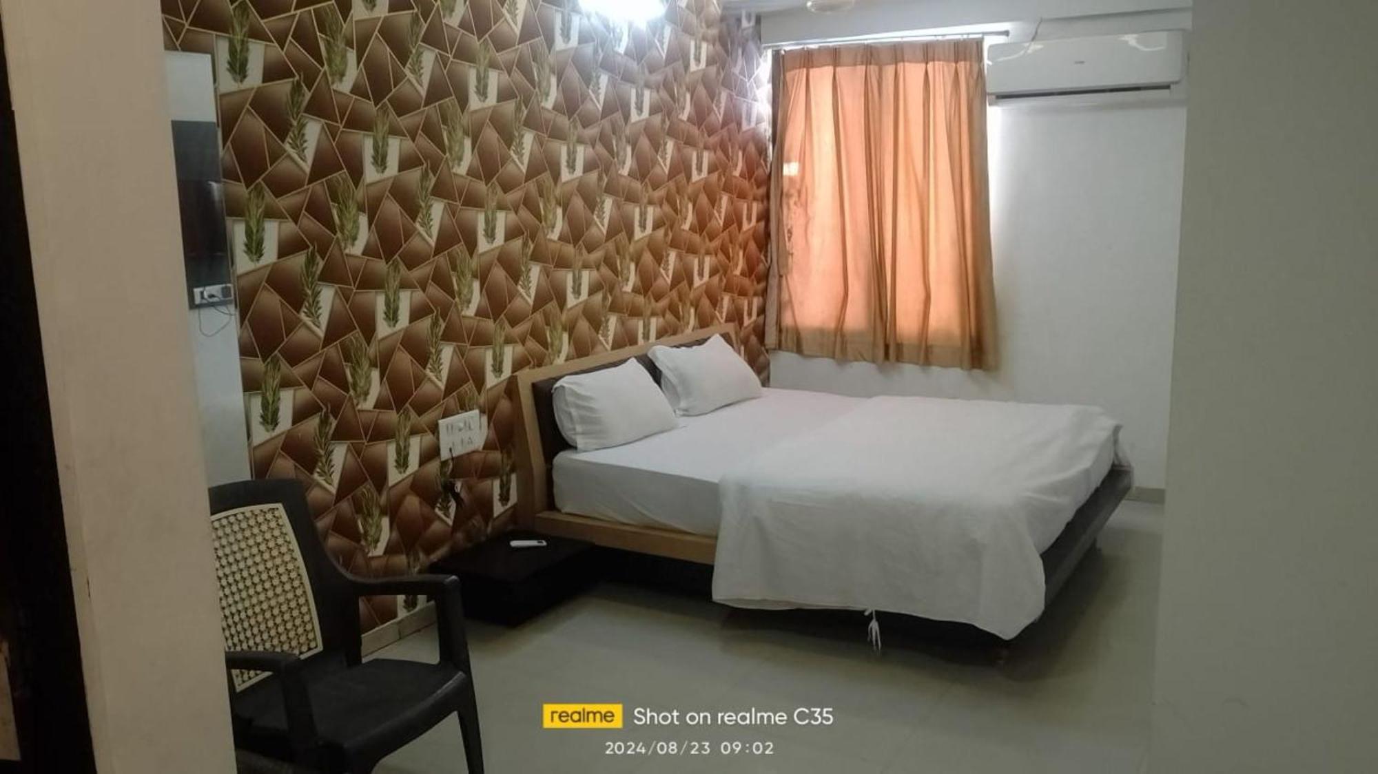 Hotel Paradise -อาเมดาบัด ภายนอก รูปภาพ