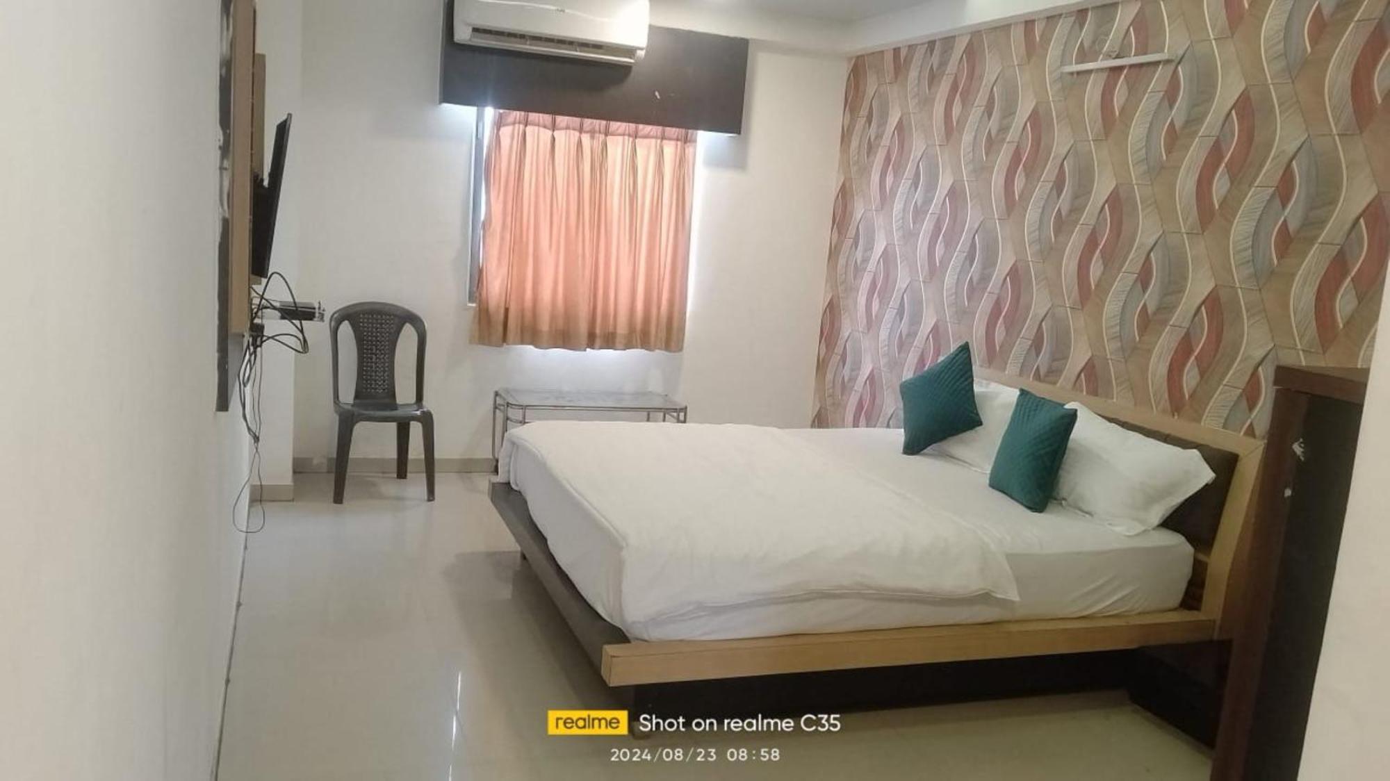 Hotel Paradise -อาเมดาบัด ภายนอก รูปภาพ
